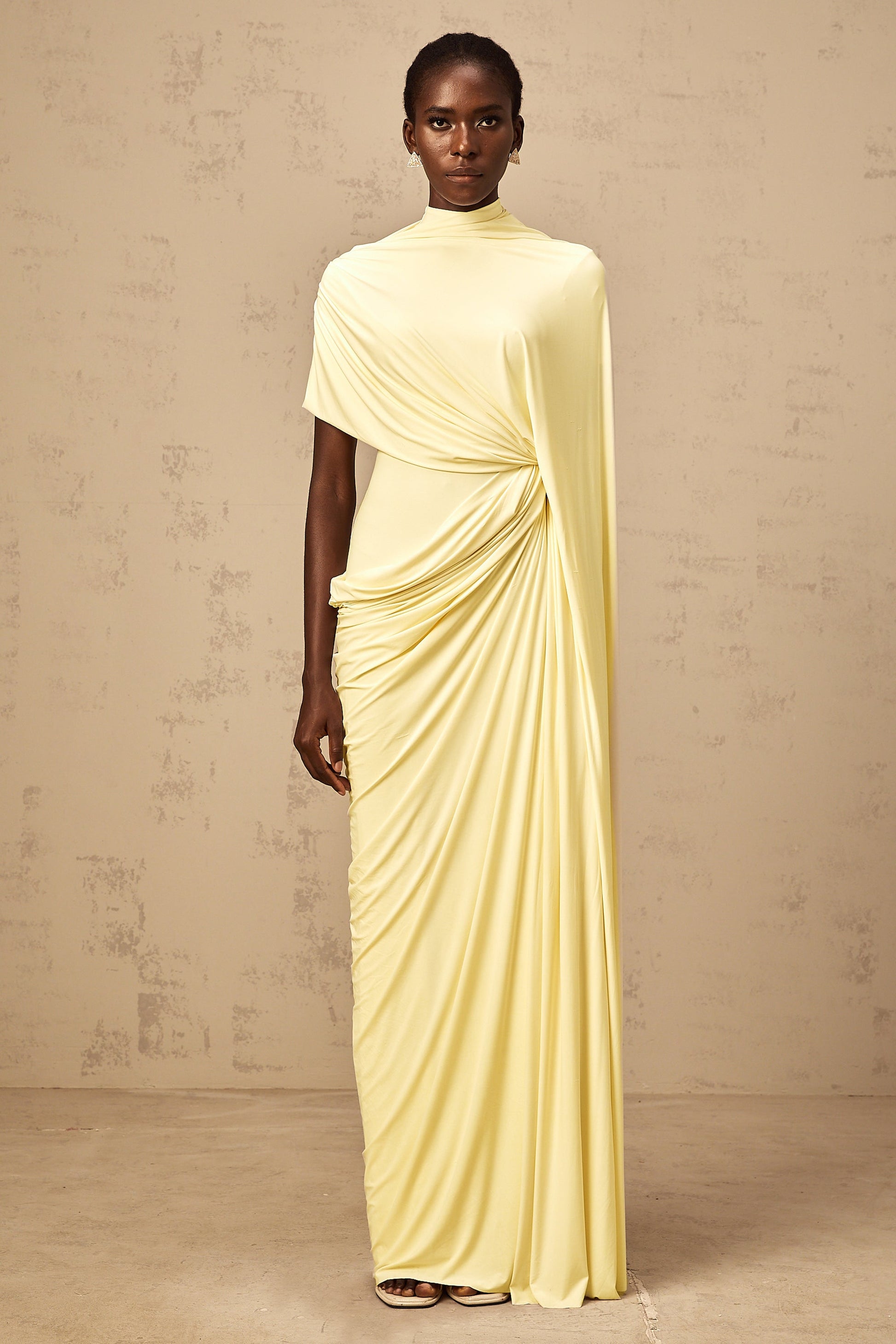 Loverson™ Fenella Asimetrik Dökümlü Pelerinli Elbise